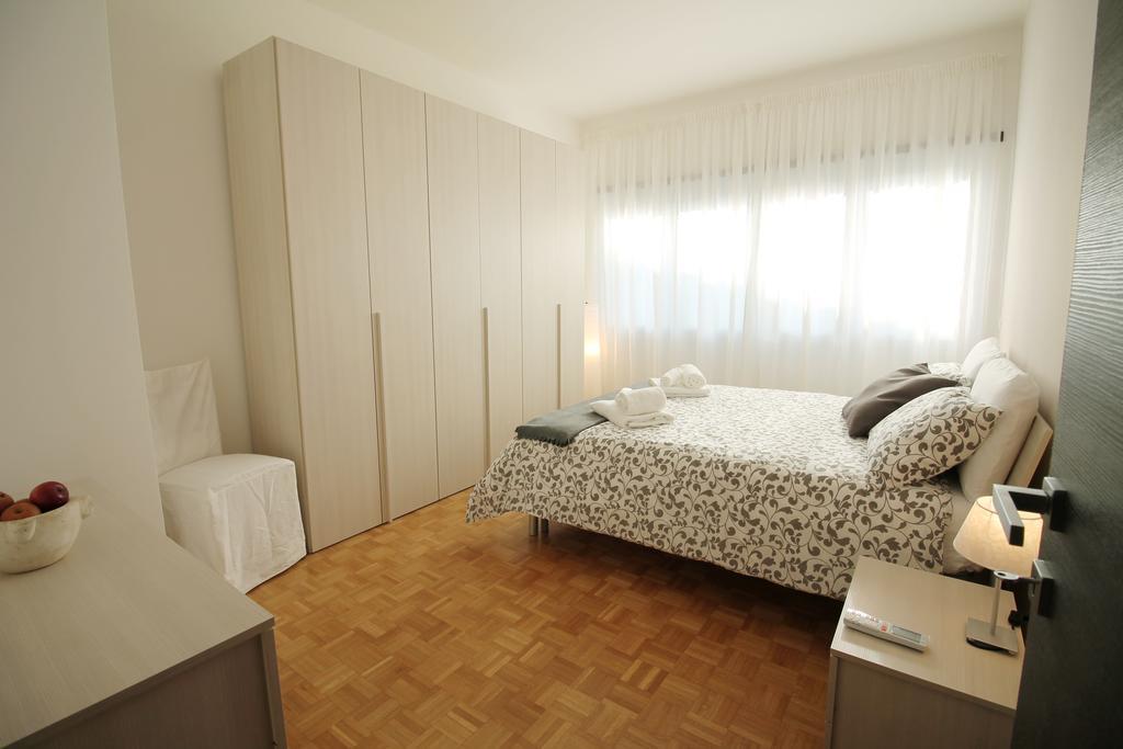Eur Bright Spacious Terraced Apartment With Private Parking Only For Small Cars Roma Dış mekan fotoğraf
